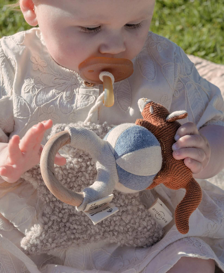 Babyrassel mit Holzring - Frey der rote Fuchs - Blau