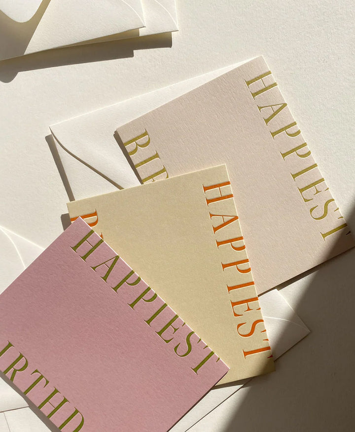Geprägte Karte mit Couvert "HAPPIEST BIRTHDAY" Puder