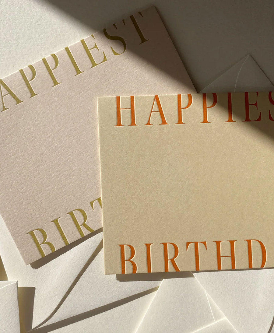 Geprägte Karte mit Couvert "HAPPIEST BIRTHDAY" Puder