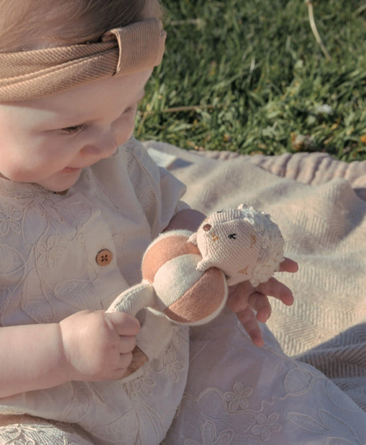 Babyrassel mit Holzring - Henny der Igel - Rose