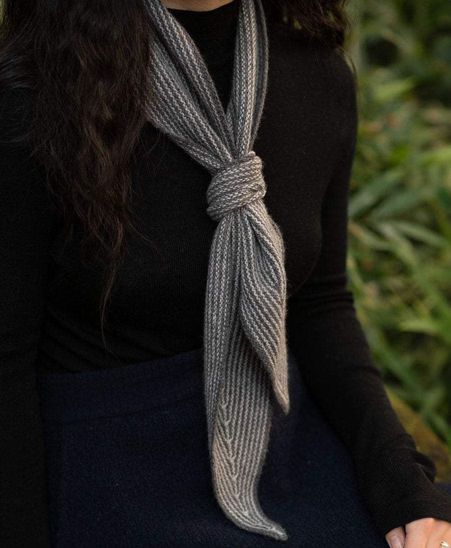 Kleiner Gestrickter Schal / Foulard aus Kaschmir - Grau gestreift
