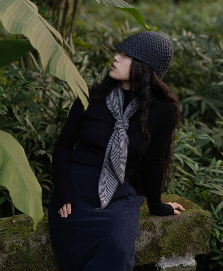 Kleiner Gestrickter Schal / Foulard aus Kaschmir - Grau gestreift