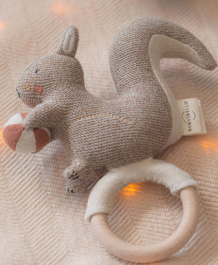 Babyrassel mit Holzring - Scully das Eichhörnchen