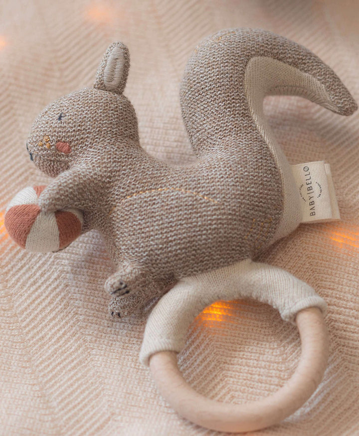 Babyrassel mit Holzring - Scully das Eichhörnchen