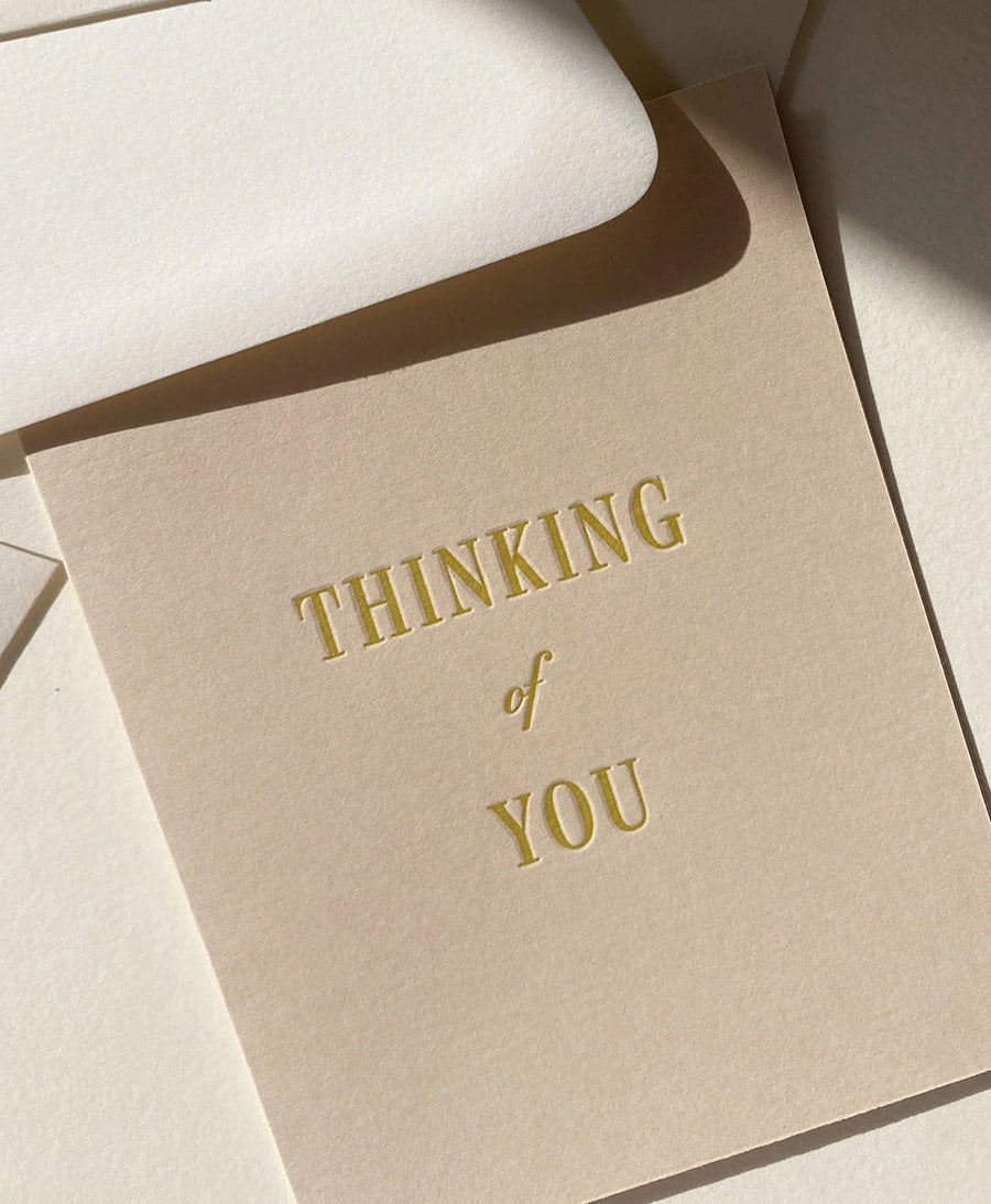 Geprägte Karte mit Couvert "THINKING OF YOU" - Puder