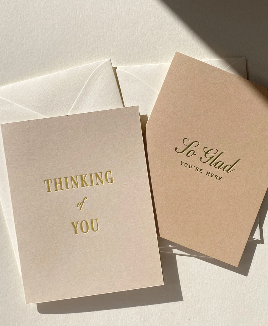 Geprägte Karte mit Couvert "SO GLAD YOU'RE HERE" - Hellbraun