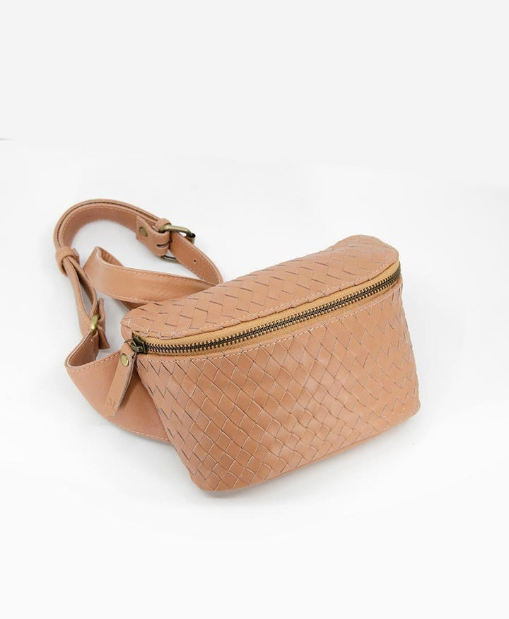 Bauchtasche aus gewebtem Leder - The Woven Remy Camel - MANDRN - clomes