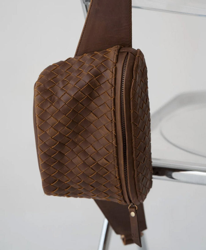 Bauchtasche aus gewebtem Leder - The Woven Remy Saddle - MANDRN - clomes