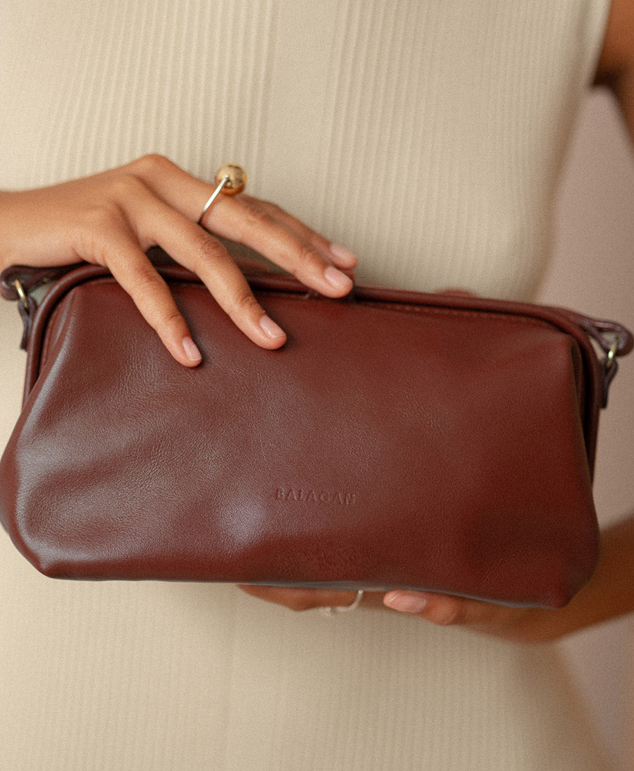 Umhängetasche aus Leder "Rofe M" - Chestnut