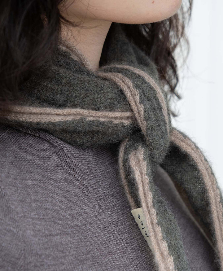 Kleiner Gestrickter Schal / Foulard aus Kaschmir - Dunkelgrün-Grau / Beige