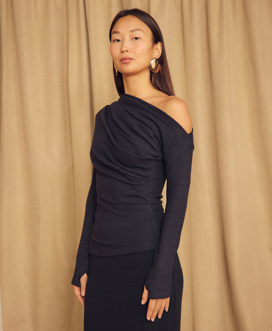 Drape Top / Oberteil mit drapiertem Ausschnitt - Schwarz