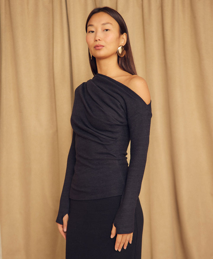 Drape Top / Oberteil mit drapiertem Ausschnitt - Schwarz