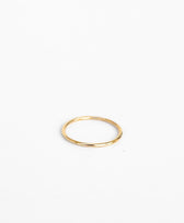 ESSENTIALS Thin Ring V Design Lab in Vergoldet