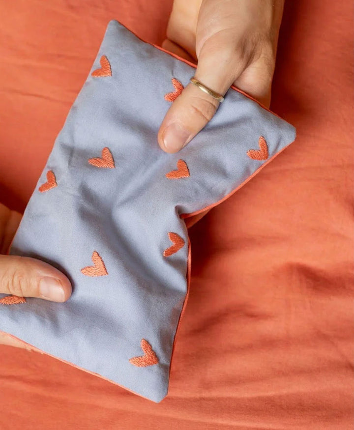 Augenkissen "Eye Pillow RAHA Hearts" - Hellblau/Coral