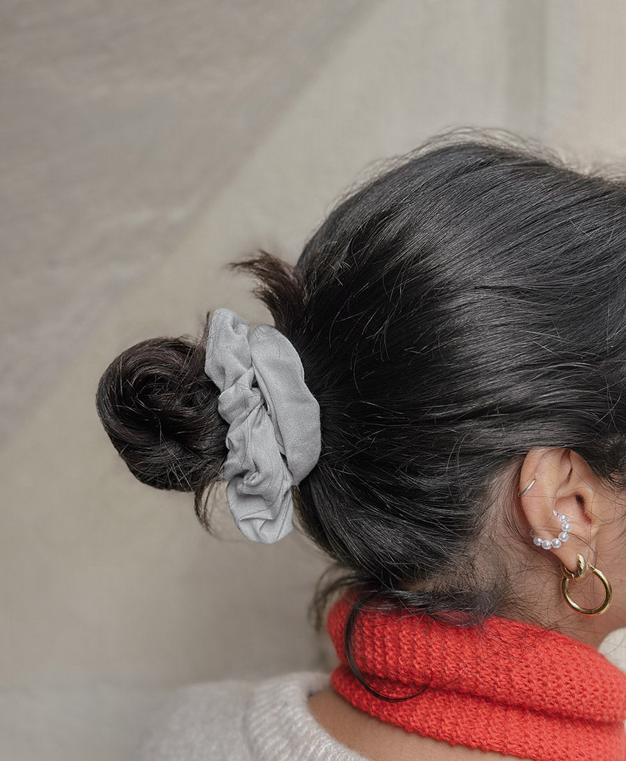 Grosses Scrunchie aus Seide / Lyocell - Hellgrau
