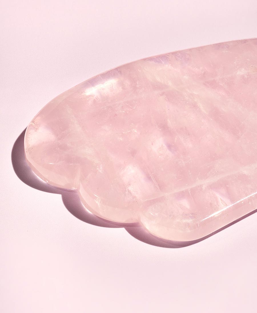 Gua Sha Tool aus Rosenquarz - Herbivore Botanicals - clomes