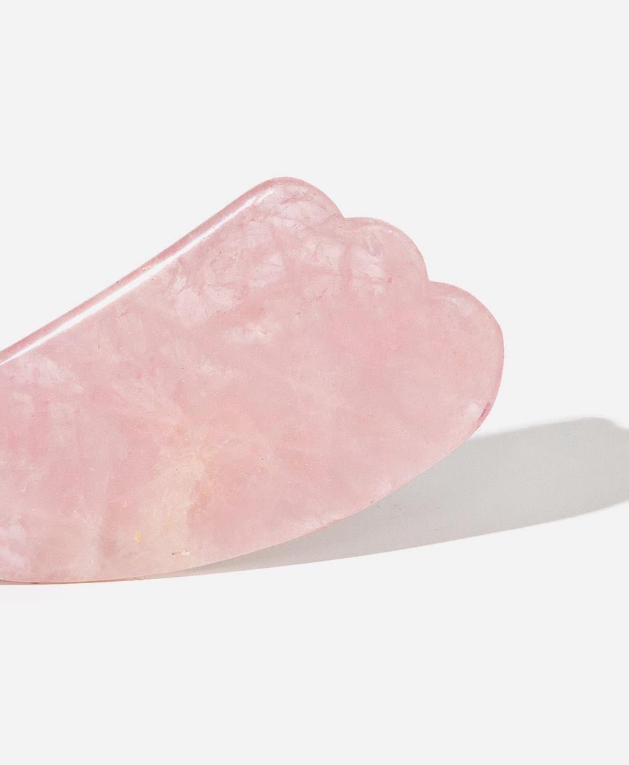 Gua Sha Tool aus Rosenquarz - Herbivore Botanicals - clomes