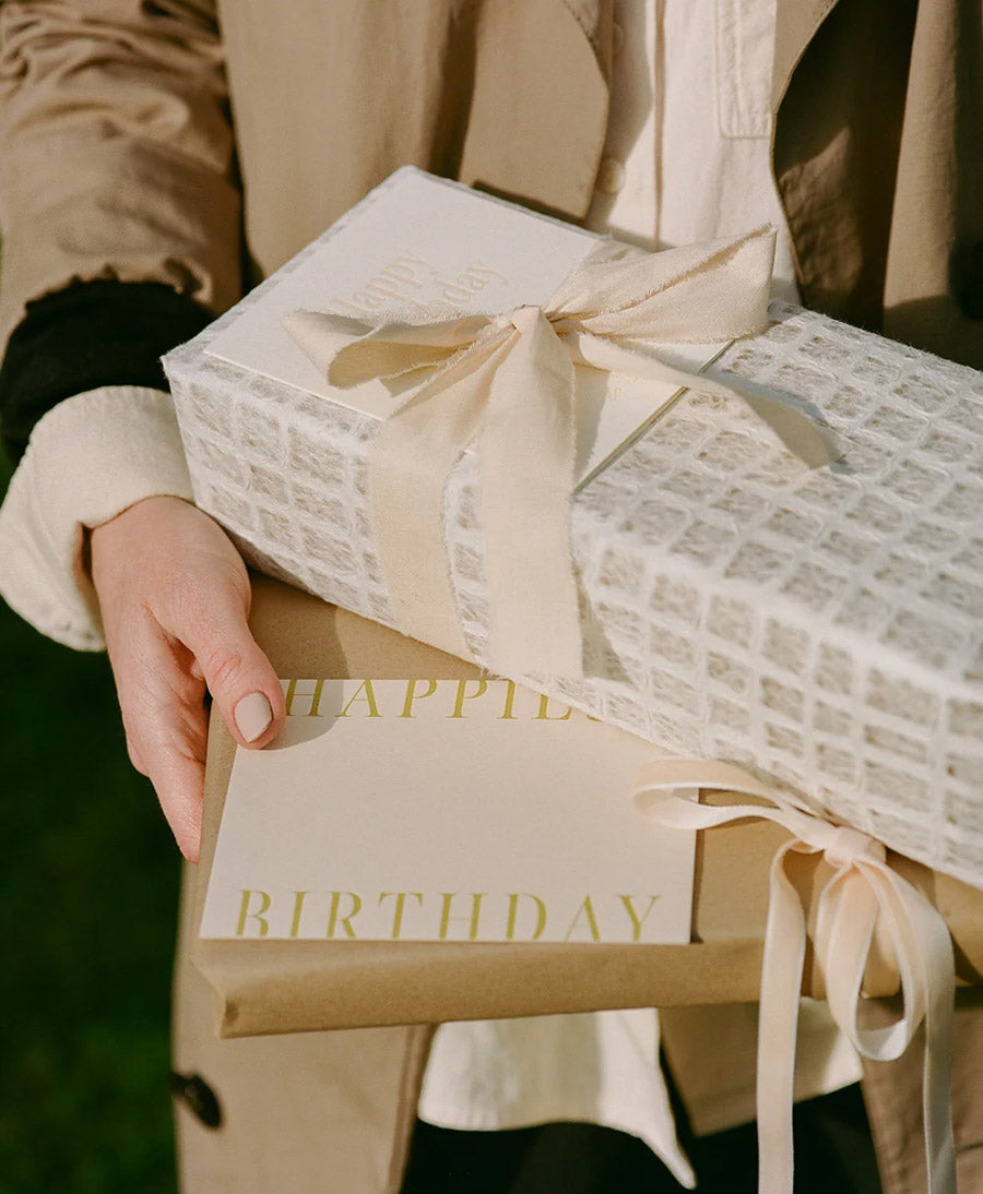 Geprägte Karte mit Couvert "HAPPIEST BIRTHDAY" Puder