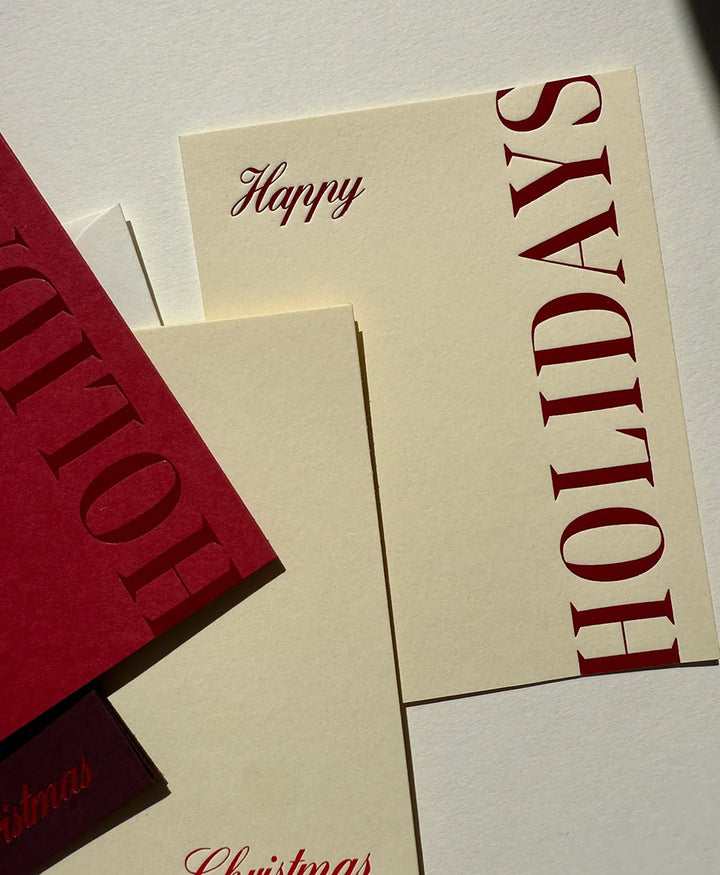 Geprägte Karte mit Couvert "HAPPY HOLIDAYS" - Creme / Dunkelrot