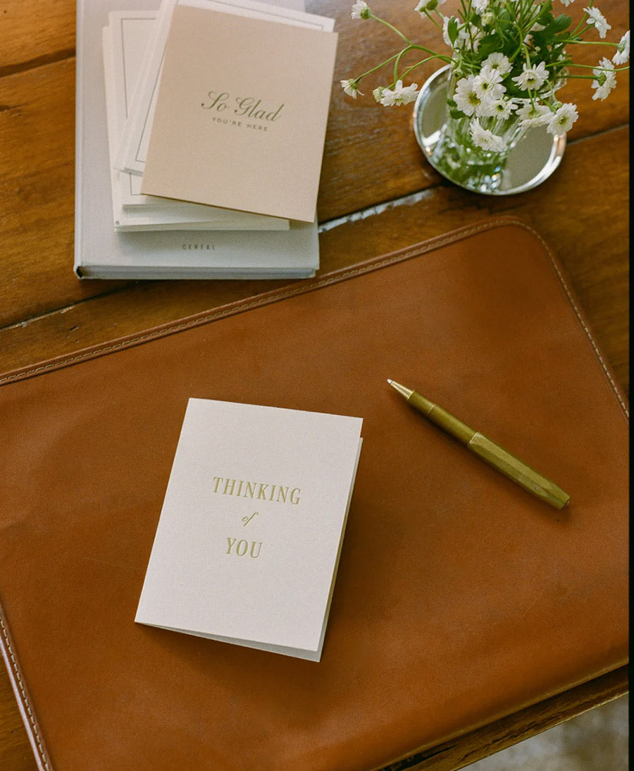 Geprägte Karte mit Couvert "SO GLAD YOU'RE HERE" - Hellbraun