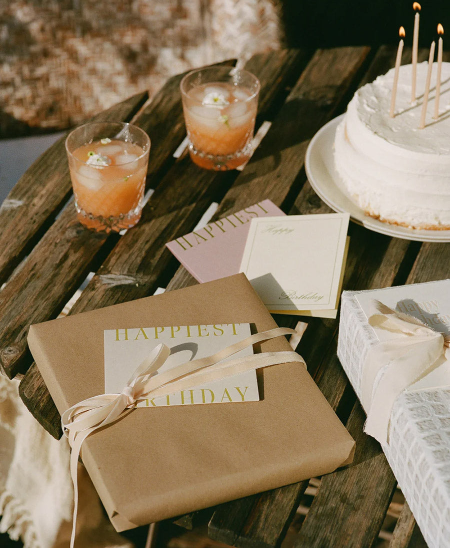 Geprägte Karte mit Couvert "HAPPIEST BIRTHDAY" Puder