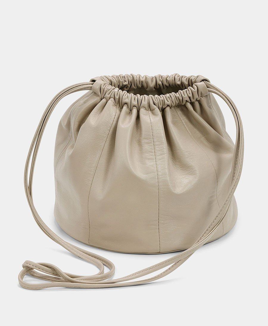 Kleine Beuteltasche "Drum Drawstring Bucket" - Lammleder, taupe - Modern Weaving - clomes