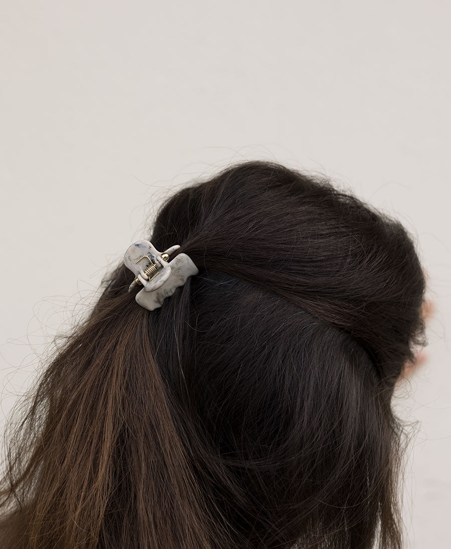 Kleine Haarklammer - GREY MARBLE CLAW CLIP - UNDO - clomes