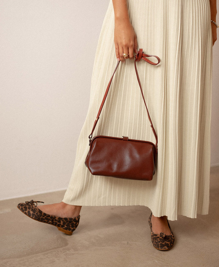 Umhängetasche aus Leder "Rofe M" - Chestnut