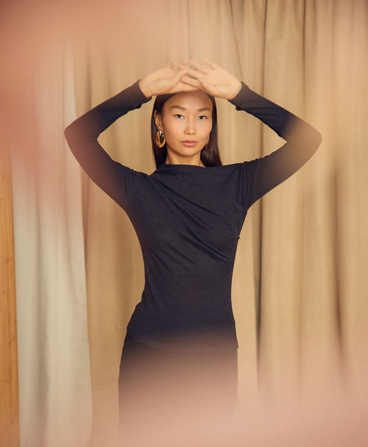 Drape Top / Oberteil mit drapiertem Ausschnitt - Schwarz