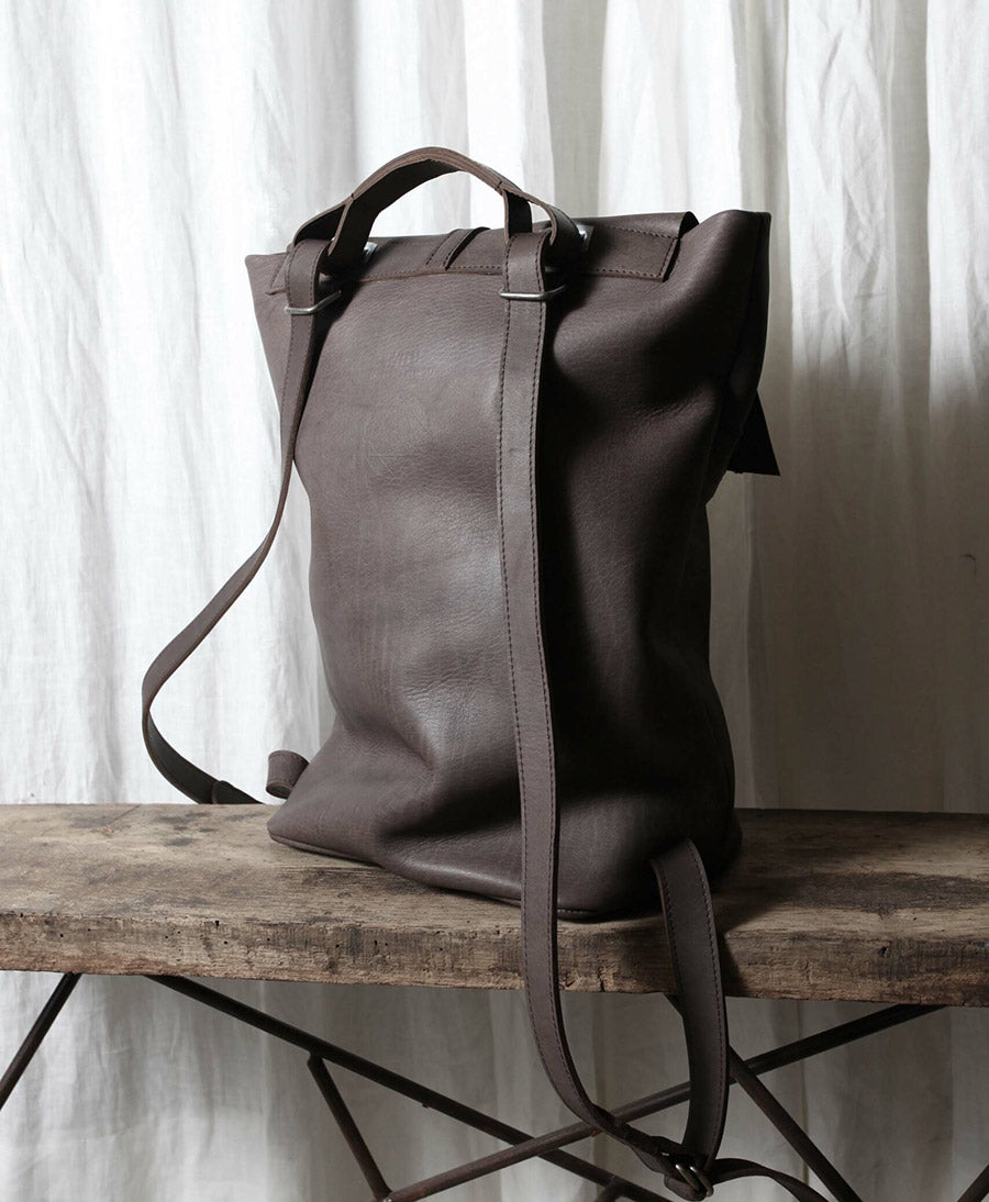 Tesris Rucksack & Tasche aus Leder mit Überschlag - Graubraun