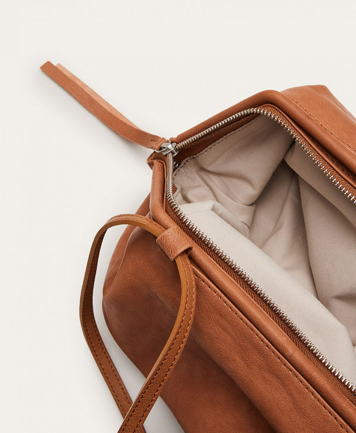 Umhängetasche aus Leder "Plis Bag M" - Hellbraun