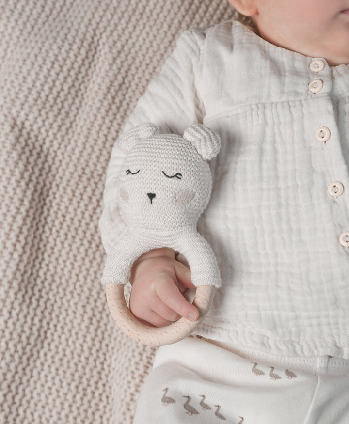 Babyrassel mit Holzring - Bobby der Eisbär