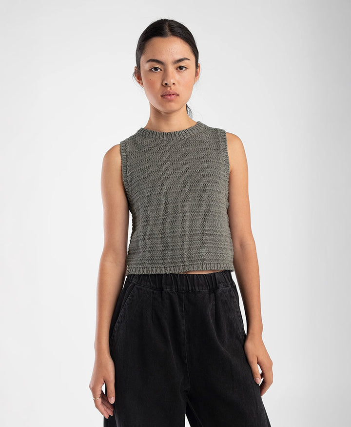 Kurzes Stricktop Ribbon Tank - Fog Green