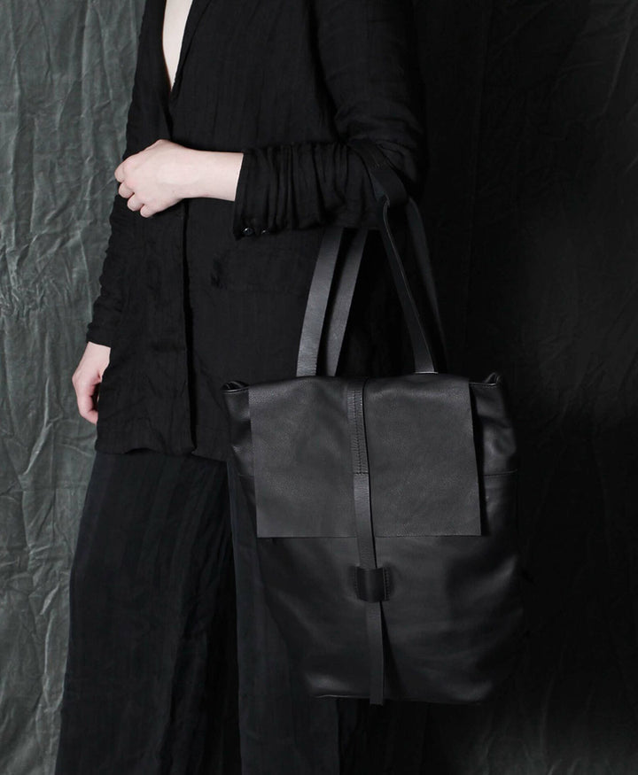 Tesris Rucksack & Tasche aus Leder mit Überschlag - Schwarz