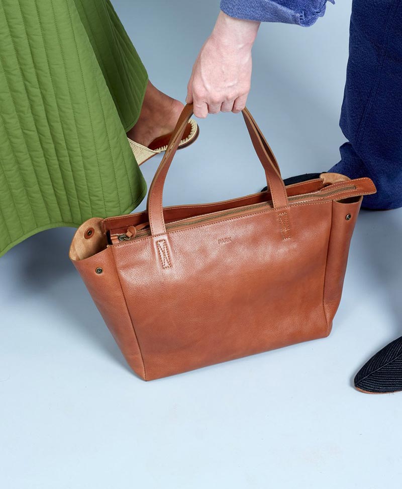 Schultertasche mit Reissverschluss "Tote Bag" aus braunem Leder - PARK - clomes