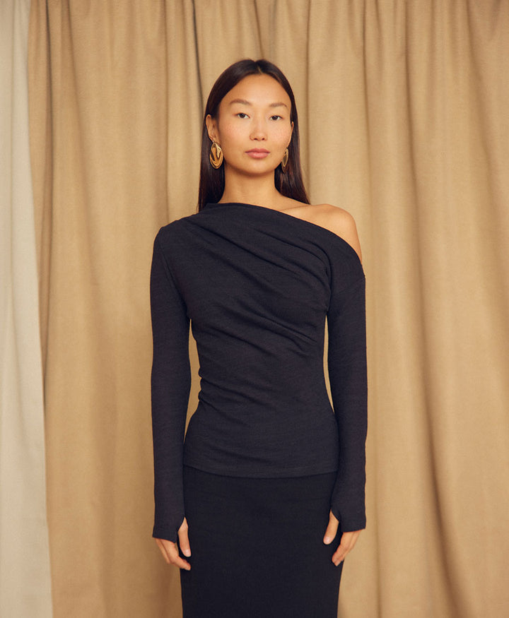 Drape Top / Oberteil mit drapiertem Ausschnitt - Schwarz