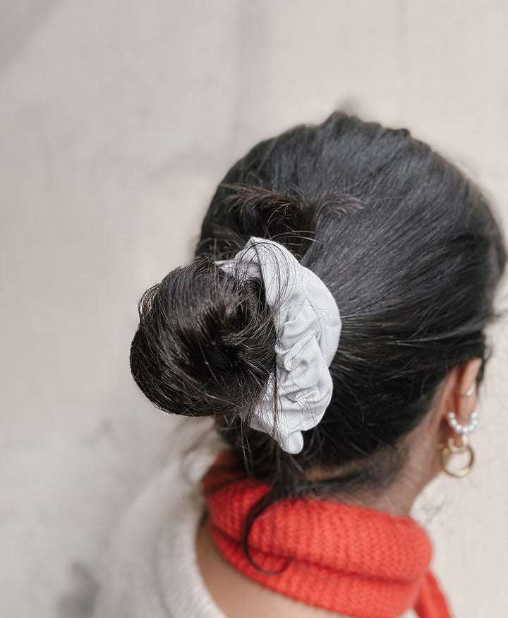 Grosses Scrunchie aus Seide / Lyocell - Hellgrau