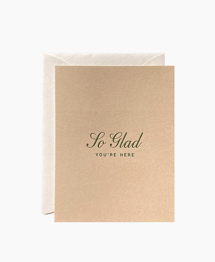 Geprägte Karte mit Couvert "SO GLAD YOU'RE HERE" - Hellbraun