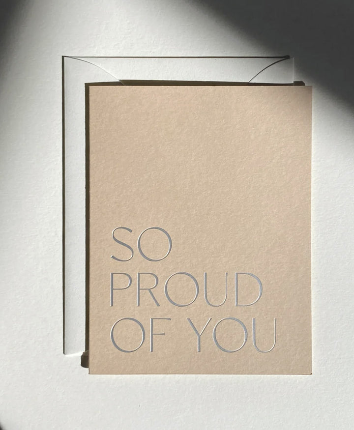 Geprägte Karte mit Couvert "SO PROUD OF YOU" Hellbraun / Silber