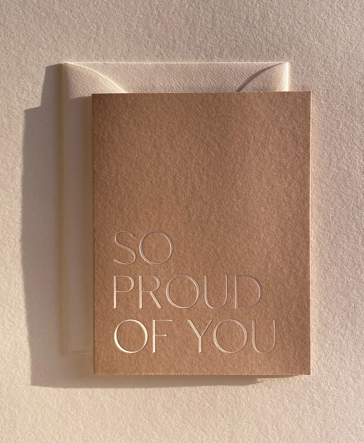 Geprägte Karte mit Couvert "SO PROUD OF YOU" Hellbraun / Silber