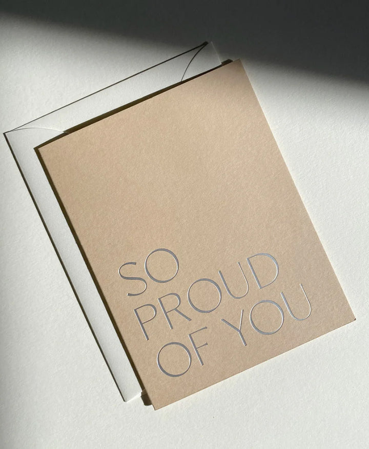 Geprägte Karte mit Couvert "SO PROUD OF YOU" Hellbraun / Silber