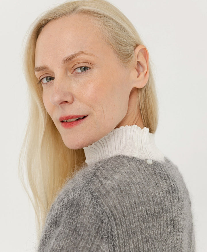 Kurzer Cardigan aus leichtem Strick - Grau