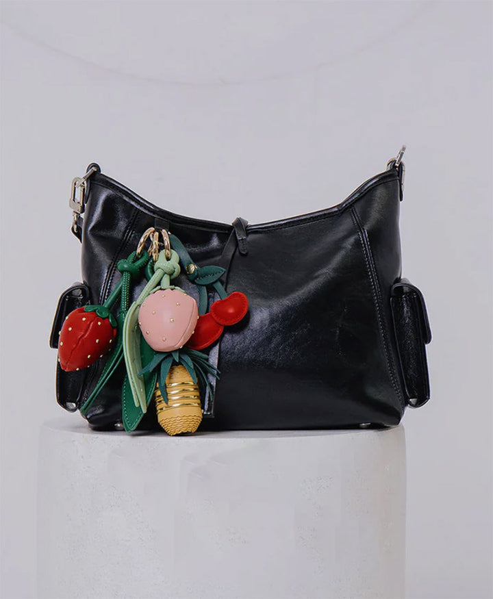 Taschenanhänger / Schlüsselanhänger ERDBEERE aus veganem Leder - Rot