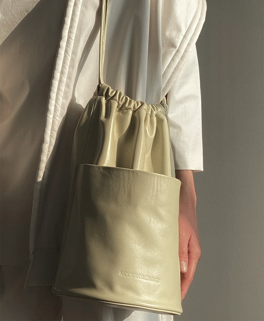 Tasche "Drawstring Slouch Pocket Bucket" - Lammleder, pastellgrün - Modern Weaving - clomes