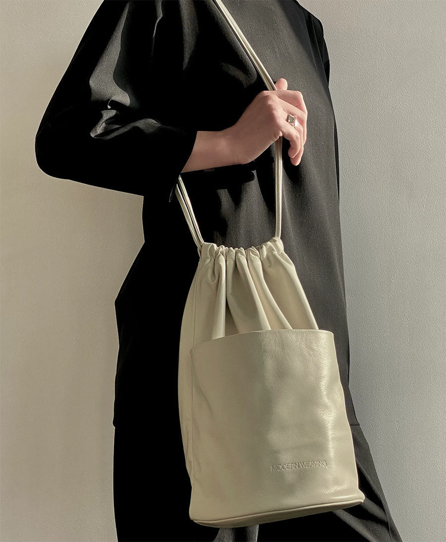 Tasche "Drawstring Slouch Pocket Bucket" - Lammleder, pastellgrün - Modern Weaving - clomes