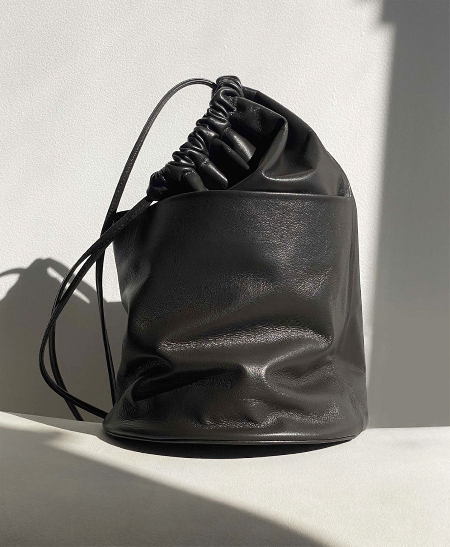 Tasche "Drawstring Slouch Pocket Bucket" - Lammleder, schwarz - Modern Weaving - clomes