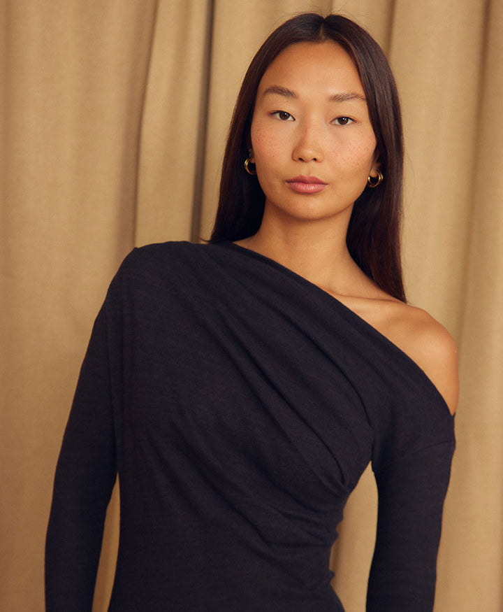 Drape Top / Oberteil mit drapiertem Ausschnitt - Schwarz