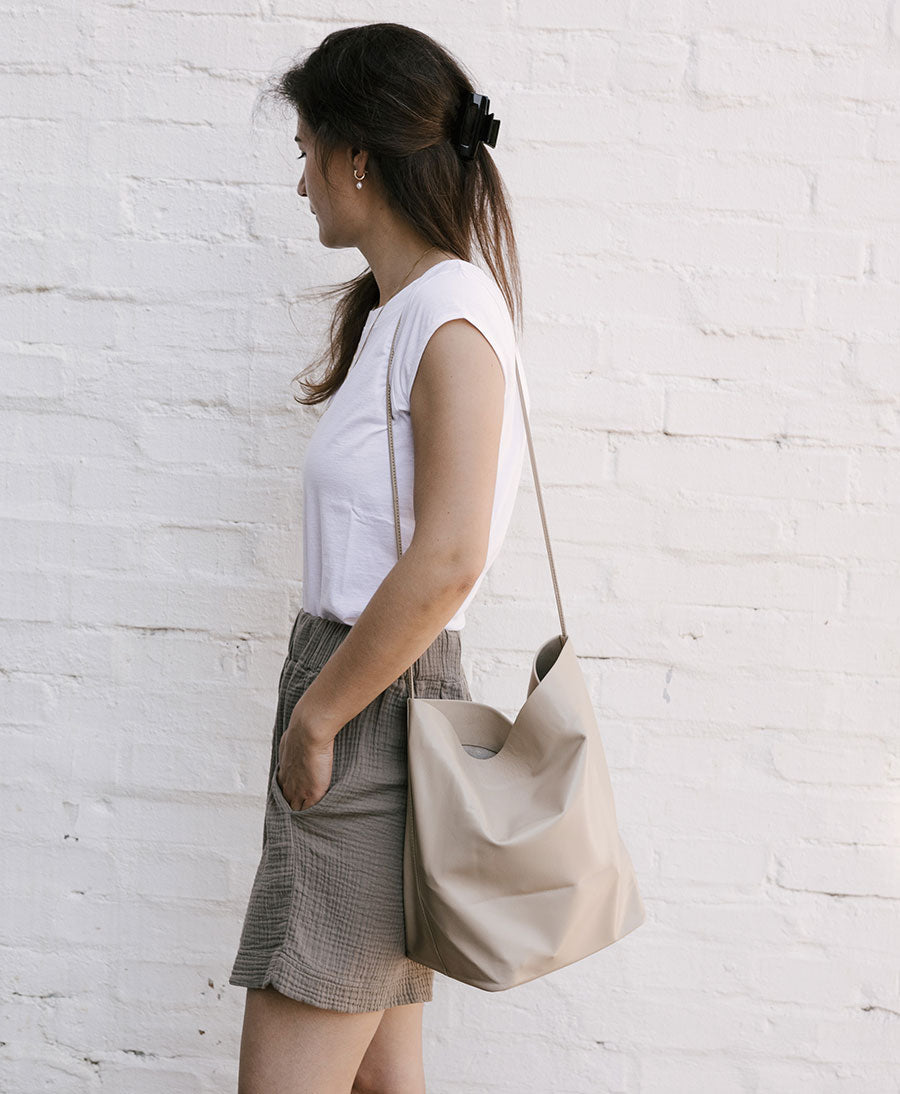 Umhängetasche "Single Strap Crossbody" - Lammleder, taupe - Modern Weaving - clomes