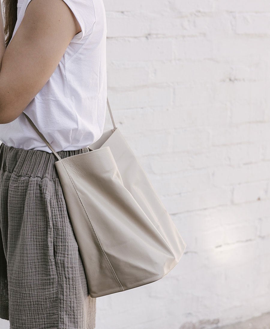 Umhängetasche "Single Strap Crossbody" - Lammleder, taupe - Modern Weaving - clomes