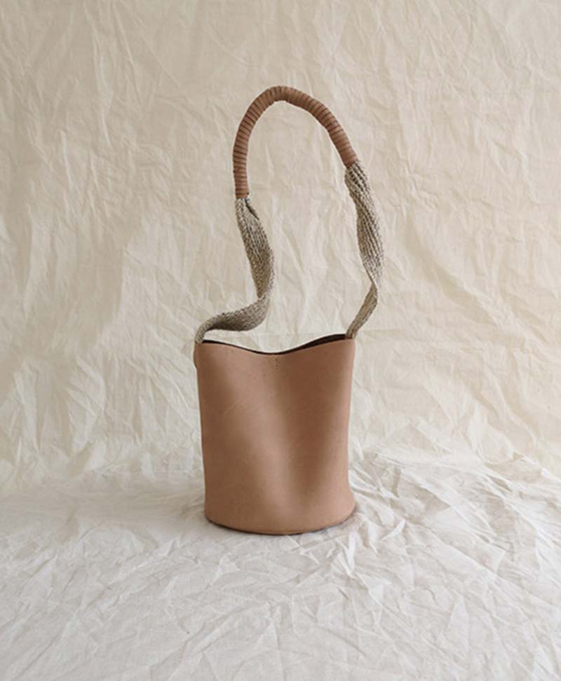 CORAJE kleine Bucket Bag aus Leder  - Natur